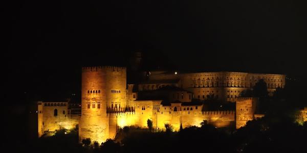 Alhambra v noci