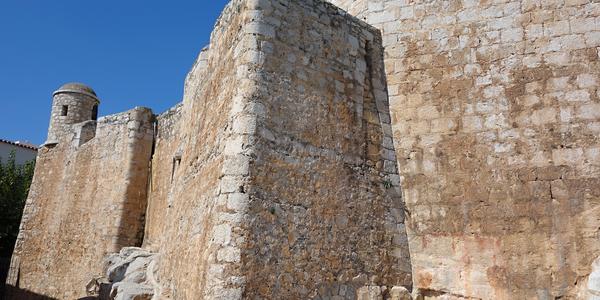 Hrad v Peniscole