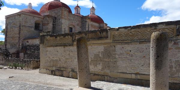 Mitla, kostel uprostřed rozvalin