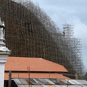Oprava stúpy v Anuradhapura