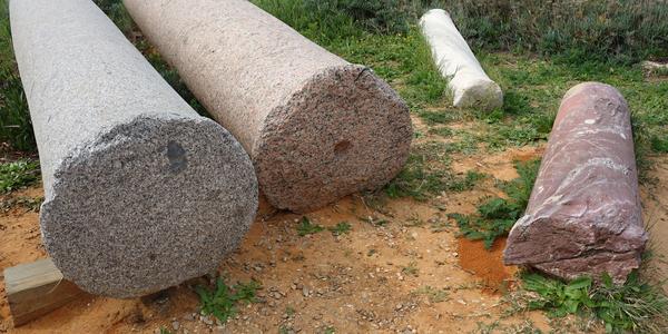 020. Sloupy  ve zříceninách Caesarea