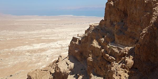 250. Na okraji skály nahoře stojí lidé, Masada