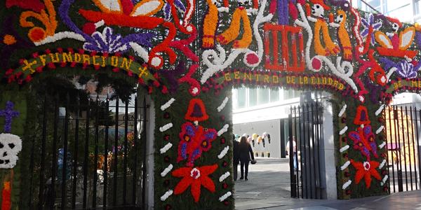 002. Mexico City, vstup do kostela v předvečer Dušiček