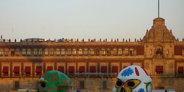 022. Dušičková výzdoba před prezidentským palácem, Mex.City