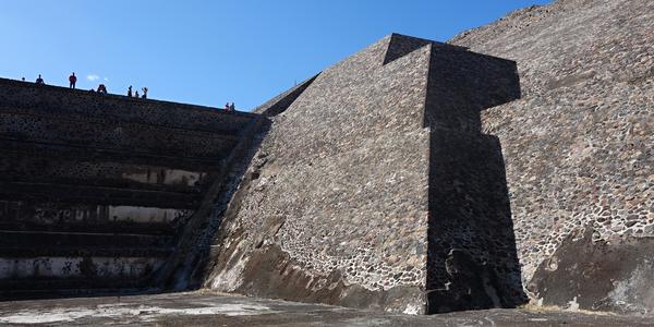 038. Světlo a stín, Teotihuacán