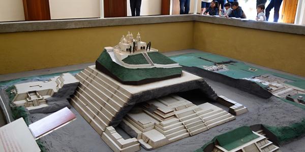 054. Model obří pyramidy v Cholule