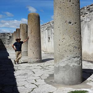 163. Světlo a stín, Mitla 2