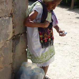270. Stařenka prodávající výšivky, Chichen Itza 2