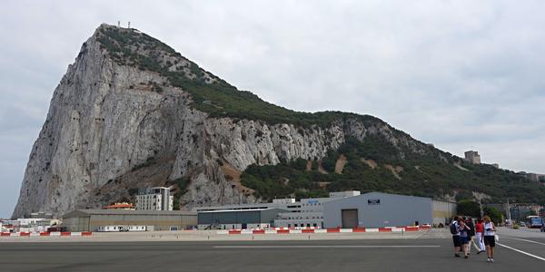 49. Na letištní ploše Gibraltaru