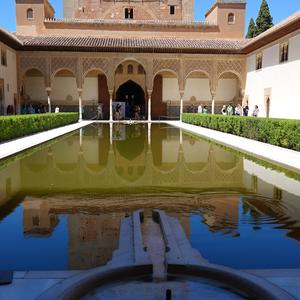 71. Alhambra, díván
