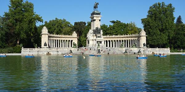 11. Kolonáda v parku El Buen Retiro