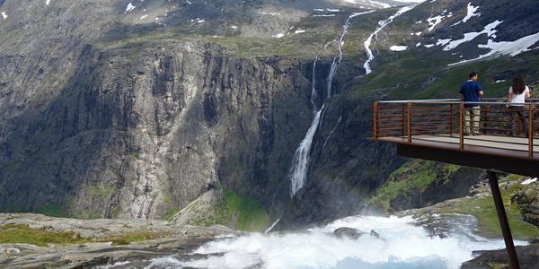 28. Trollstigen, vyhlídka nad vodopádem