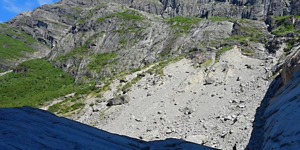 79. Zemní sesuvy, Briksdalsbreen
