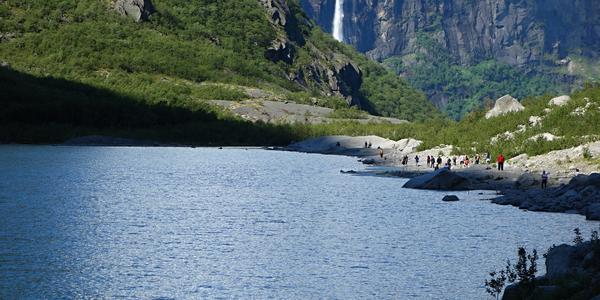 82. Světlo a stín, laguna pod Briksdalsbreen