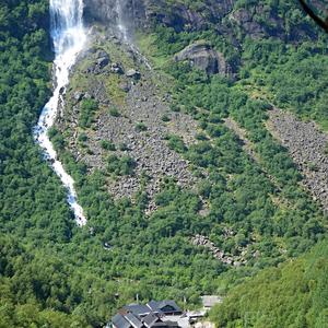 87. Chaty pod Briksdalsbreen