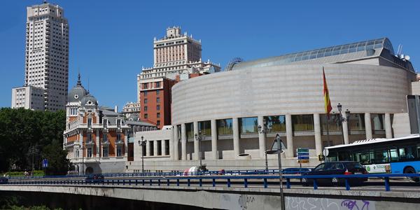 23. V popředí budova senátu, Madrid