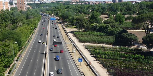 28. Pohled z lanovky, vjezd do města