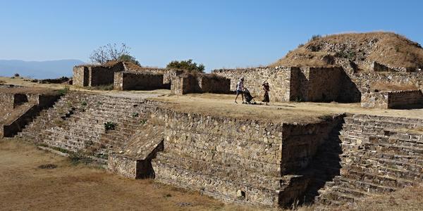 122. Monte Albán, navečer tu jste sami