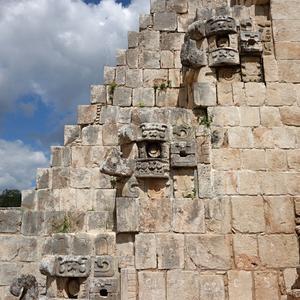 239. Uxmal, Kouzelníkova pyramida, detail 5