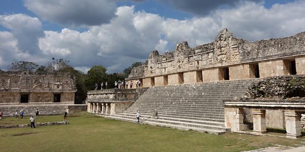 242. Uxmal, čverhran jeptišek 1