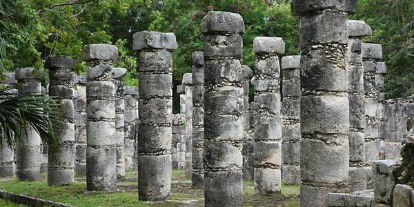 257. Chichen Itza, zbytky sloupořadí