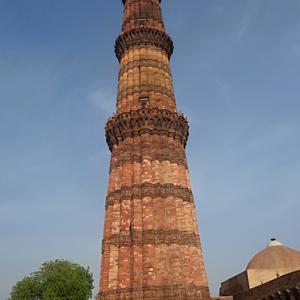 004. Delhi, Qutub Minar, symbol islámu v Indii