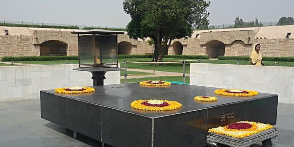 024. Delhi, místo, kde byl zpopelněn Máhatma Gándhí
