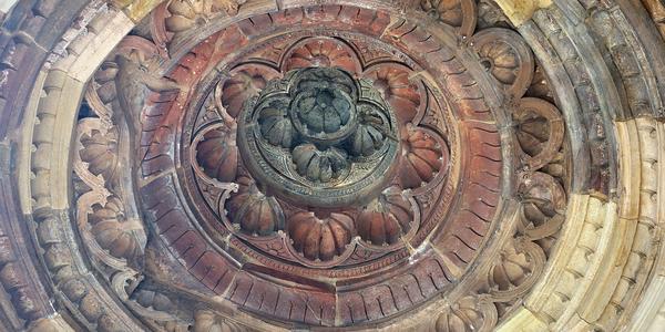 030. Delhi, detail výzdoby areálu Qutub Minar 2