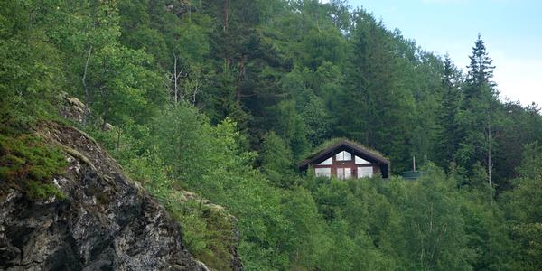 067. Norský cit pro zasazení staveb do přírody, Geiranger