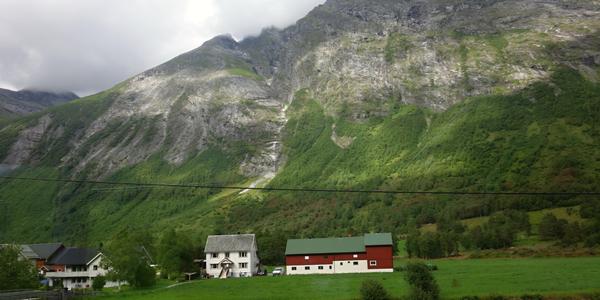 025. Farma ve fjordech