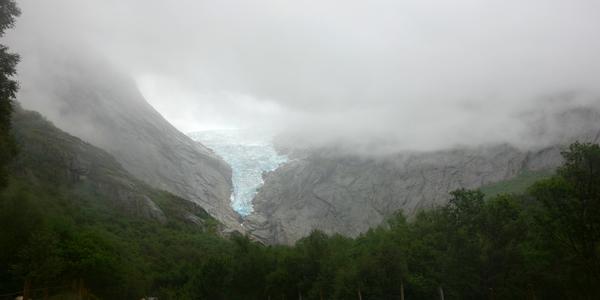 053. Briksdalsbreen v mracích