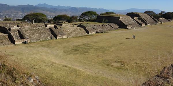 071. Liduprázdný Monte Albán