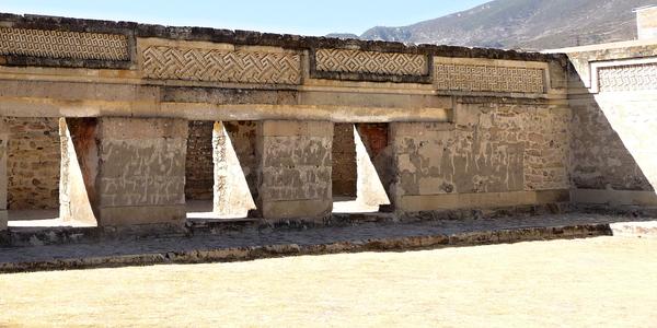 091. Mitla, světlo a stín