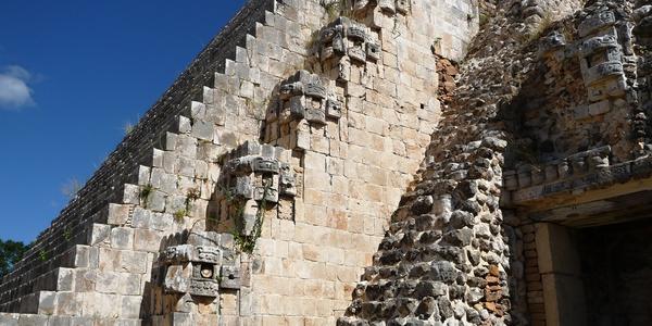 145. Uxmal, detail Kouzelníkovy pyramidy