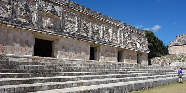 146. Uxmal, Čtverhran jeptišek