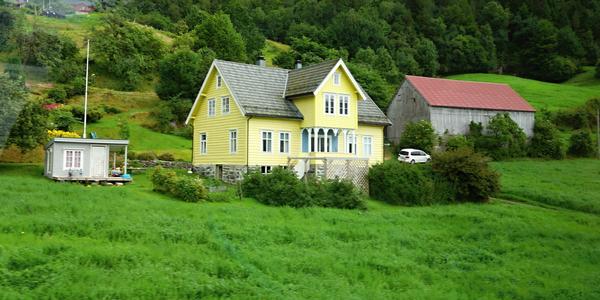 023. Farma z okénka busu, Sognefjord