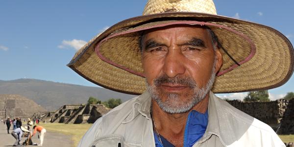 021. Teotihuacán, prodavač obsidiánu