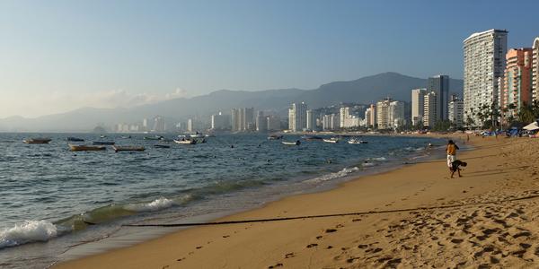 063. Acapulco, zátoka je bohužel dost špinavá