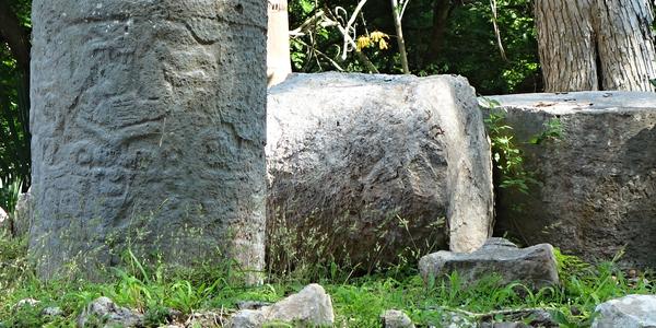 137. Chichen Itza, zbytky sloupů