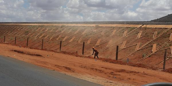 016-cestou do Tsavo, násep nové železnice