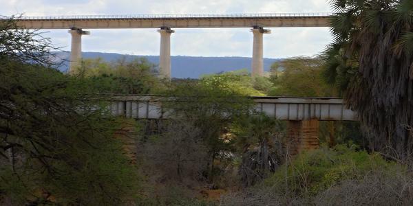 020-cestou do Tsavo, stará a nová železnice