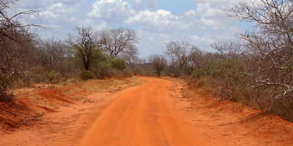 024-Tsavo West, červená je pro Tsavo typická