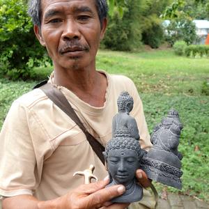 064-Borobudur, prodavač suvenýrů