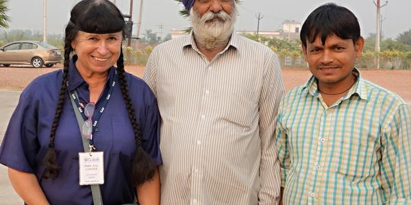 075. Ajaib Singh, Manoj a Eva, fotí skvělý místní průvodce Devi Singh Rathore