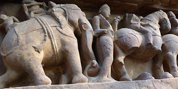 131. Khajuraho, erotické chrámy