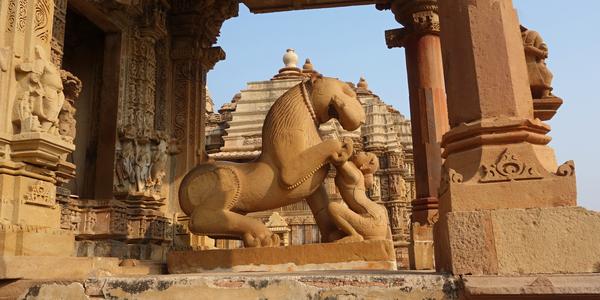 136. Khajuraho, erotické chrámy