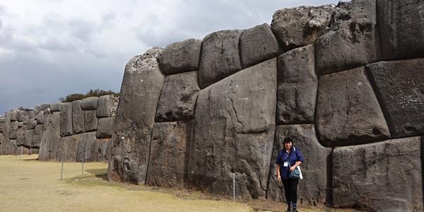 005. Cusco, na pevnosti Sacsayhuaman