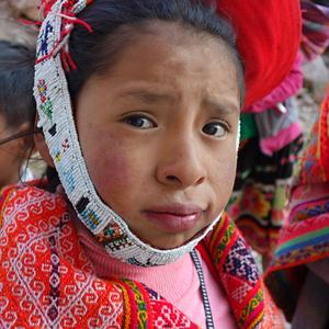 080. Údolí Urubamby, jedna z dívek