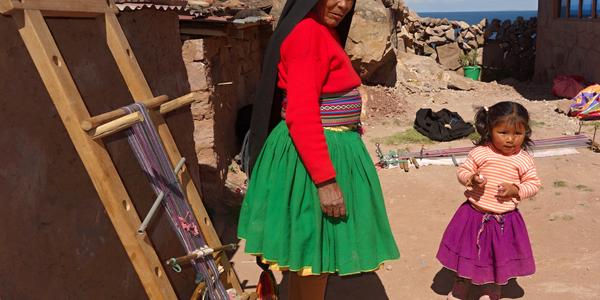 195. Titicaca,Taquile, babička s vnučkou