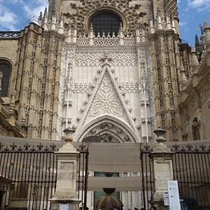 042. Sevilla, jeden z devíti portálů katedrály